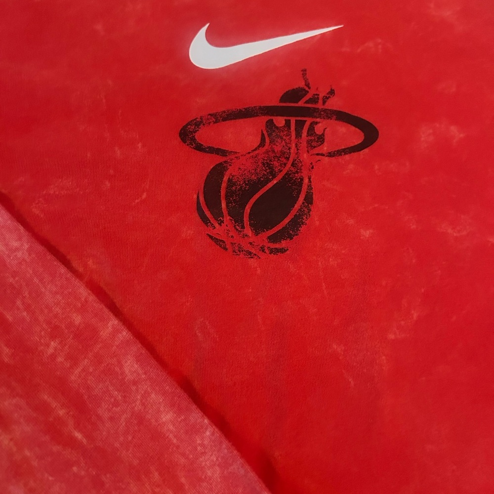 Miami Heat Courtside City Edition
Men's Nike NBA Men’s Long-Sleeve T-Shirt XL - Picture 12 of 13